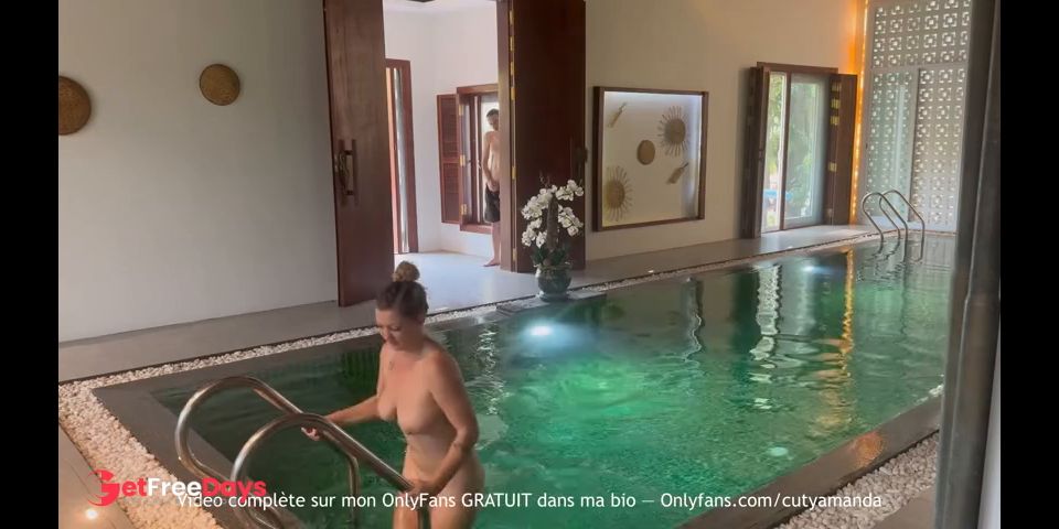 Elle se fait baiser dans sa piscine par son jardinnier