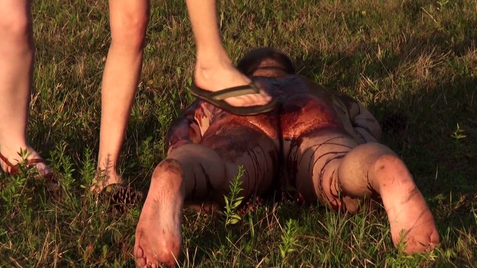 Ekelhaft sklave laesst sich von 2 teen schlampen erniedr...