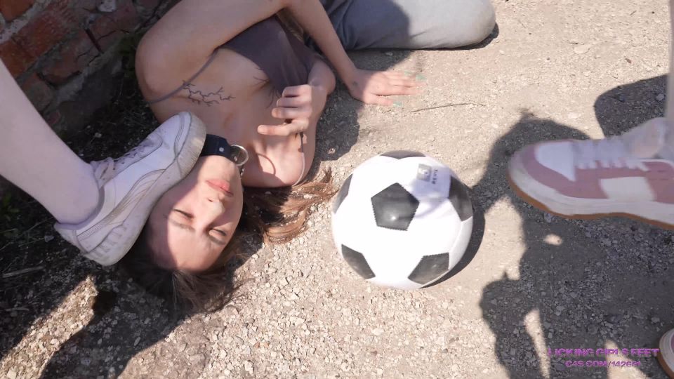 clip 11 fetiche fetiche femenina Fetiche de las chicas Lacking Feet: Alisa - ¿Te gustaría jugar al fútbol con nosotros, fetiche en la femdom porno