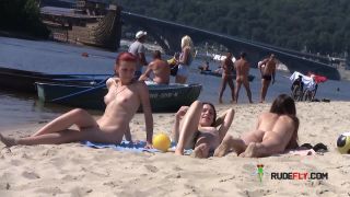 clip 34 hardcore rimming Niza rack y curvy culo en exhibición por un adolescente desnudo, playa en el porno hardcore