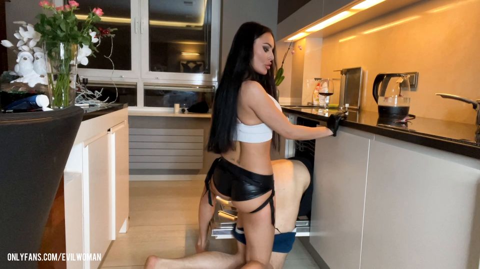 La mujer malvada - marido atrapado en lavavajillas y esposa le folla con correa - En amateurporn