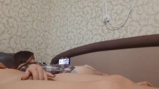 [Amateur] Втайне от своей сводной сестры мастурбировала на порно, которое она смотрела - lesbian_illusion