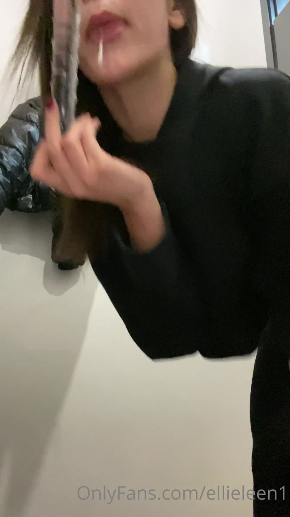 El gran culo de Ellieleen en 1080P - ¡Intenso enfrentamiento de mierda con Dildo!