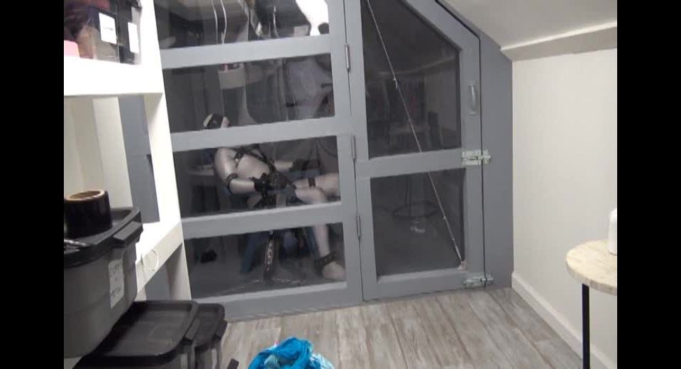 Christina - Isolation Addict.