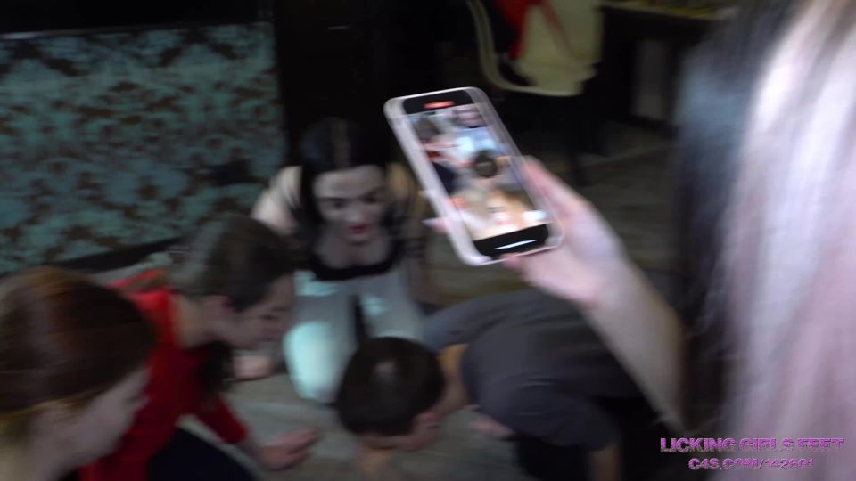 [GetFreeDays.com] NICOLE - Todos quieren adorar los pies de Nicole - Pies oliendo