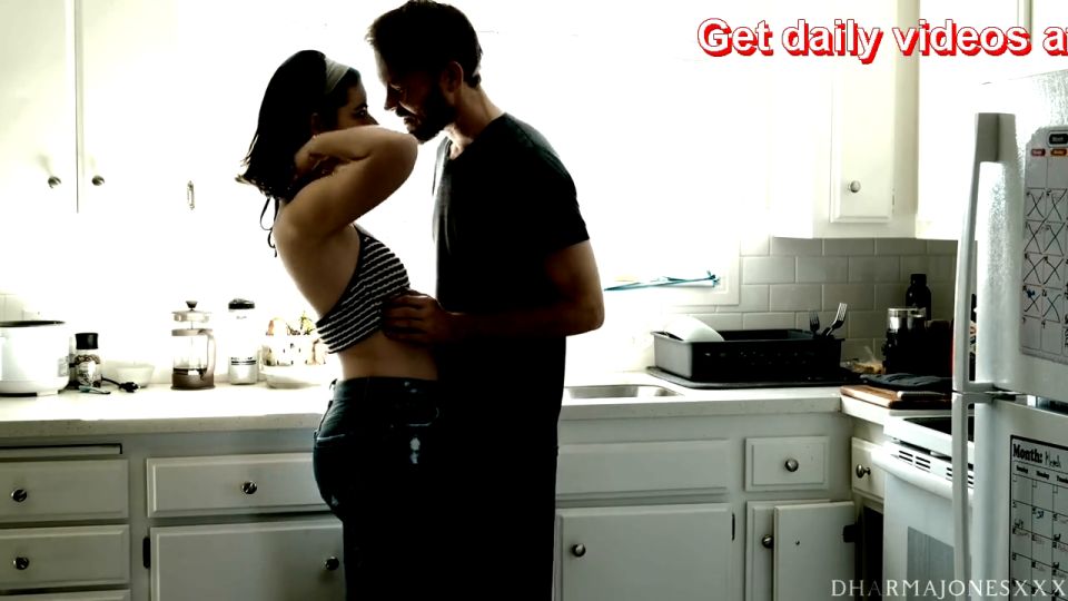 [[EachSlich.com] La hermanastra caliente de grandes tetas pierde su agujero en la verdad o el desafío] La hermanastra caliente de grandes tetas pierde su agujero en la verdad o el desafío