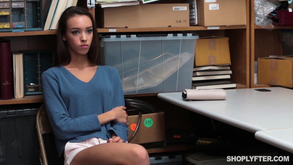 Charity Crawford, Zoey Laine - Una tienda de seguridad guarda folla dos jóvenes ladrones en su oficina Full HD - Orgy sexo