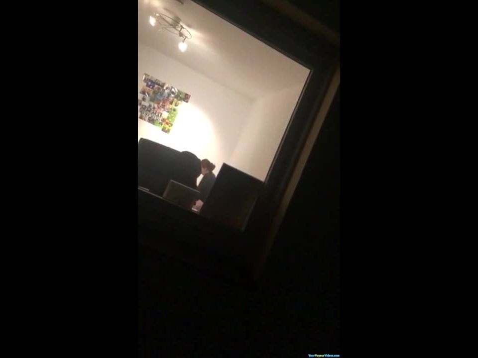 Cambio de ventana de espía adolescente