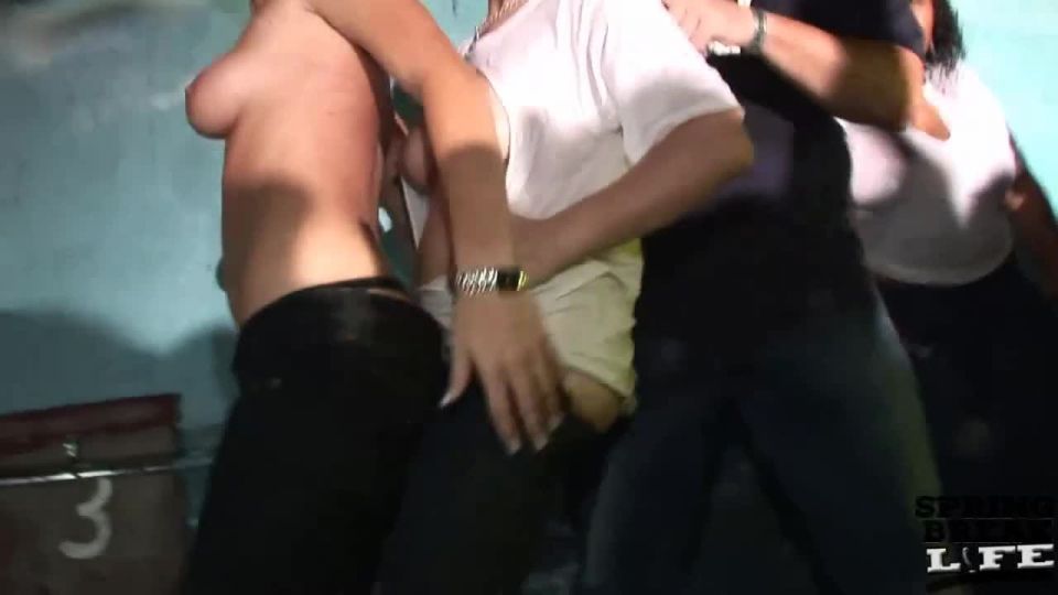 Midget gana el concurso de camiseta húmeda!