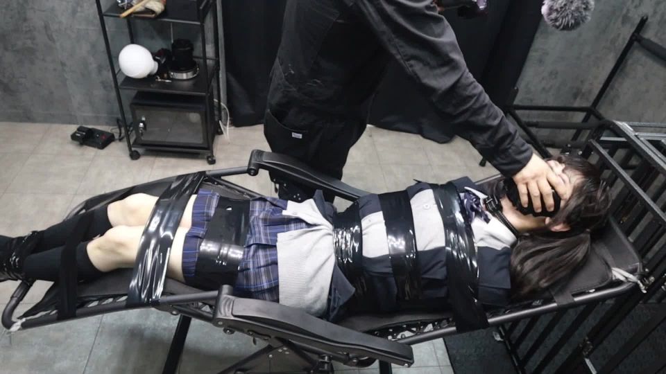 Fantia jp DDD04004120 (Uniform Tape Suffocation) 制服テープ窒息10分