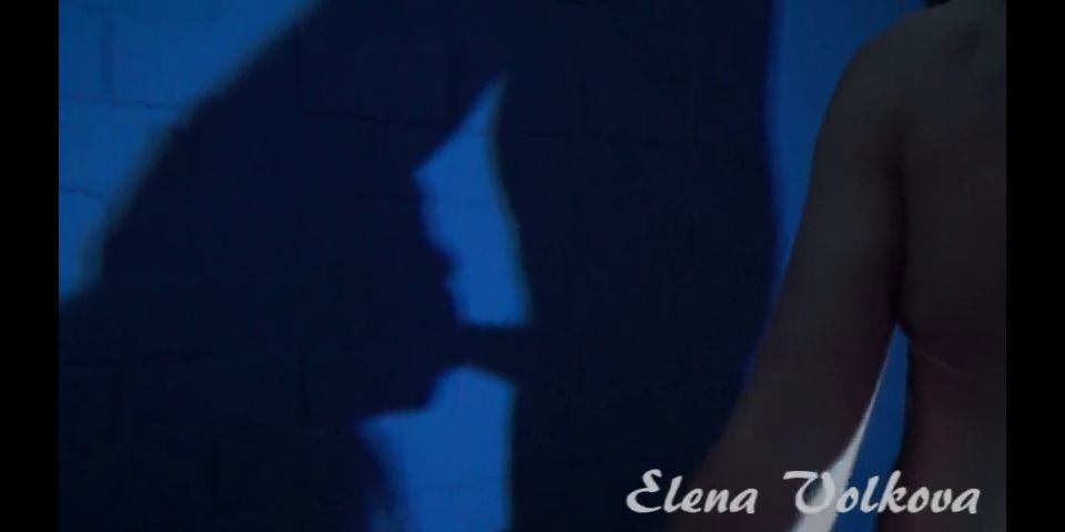 Mamada descuidada Confundida Mamada jugando con las sombras y el espejo