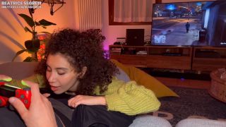 Ragazza Fa Un Pompino Mentre Lui Gioca Alla Playstation E Viene Scopata Fortissimo 1080p