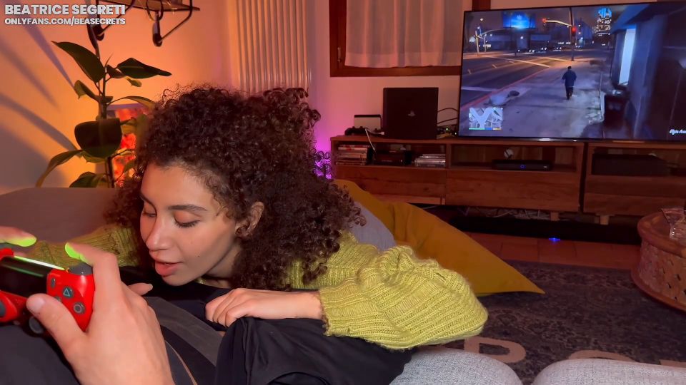 Ragazza Fa Un Pompino Mentre Lui Gioca Alla Playstation E Viene Scopata Fortissimo 1080p