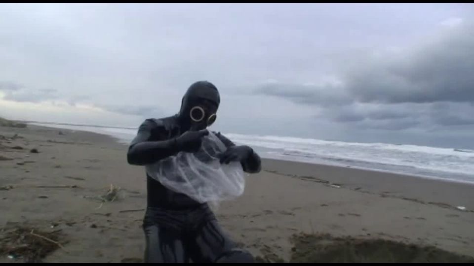 7256 Rubber Girl In The Beach