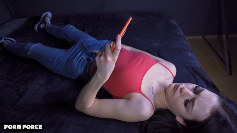 Linda chica caliente viendo teléfono porno y digitación coño en la cama - Amateur