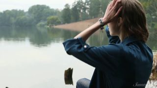 Sensual adolescente bailarina en el desnudo en el sofá completo de vídeo.