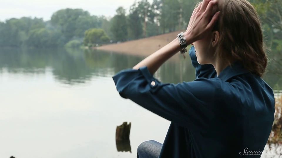 Sensual adolescente bailarina en el desnudo en el sofá completo de vídeo.