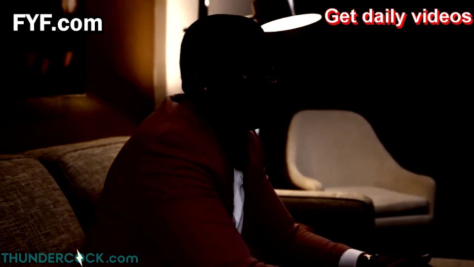 Linda chica desnuda masturbándose en su habitación