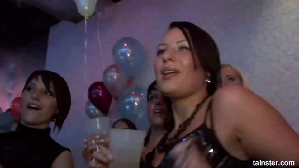 Tubo de porno Bienvenido a la Casa Loca Parte 1 — Edición principal