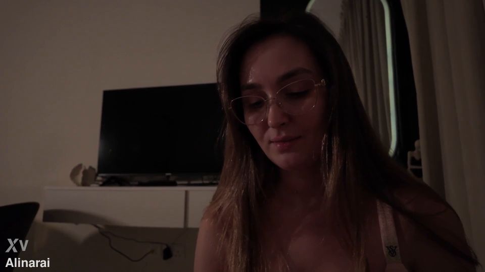 Un chico encontró un álbum de fotos eróticas de la madrastra de su mejor amigo (sexo Euro) Alina Rai