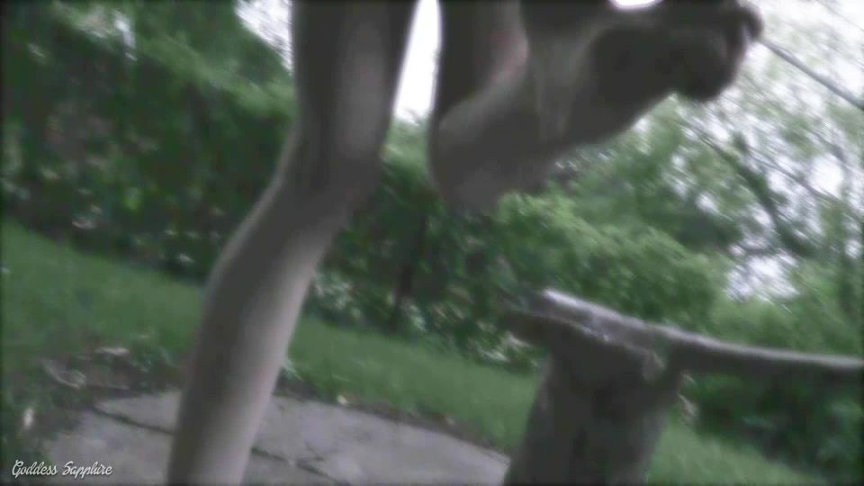 adulto xxx clip 24 Diosa Zafiro – Pies sucios Al aire libre, fetiche lengua larga en femdom porno