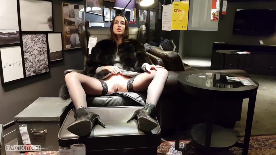 vídeo de adultos 29 SweetButtocks - Belleza se expone en IKEA entre los visitantes, belleza en adolescente