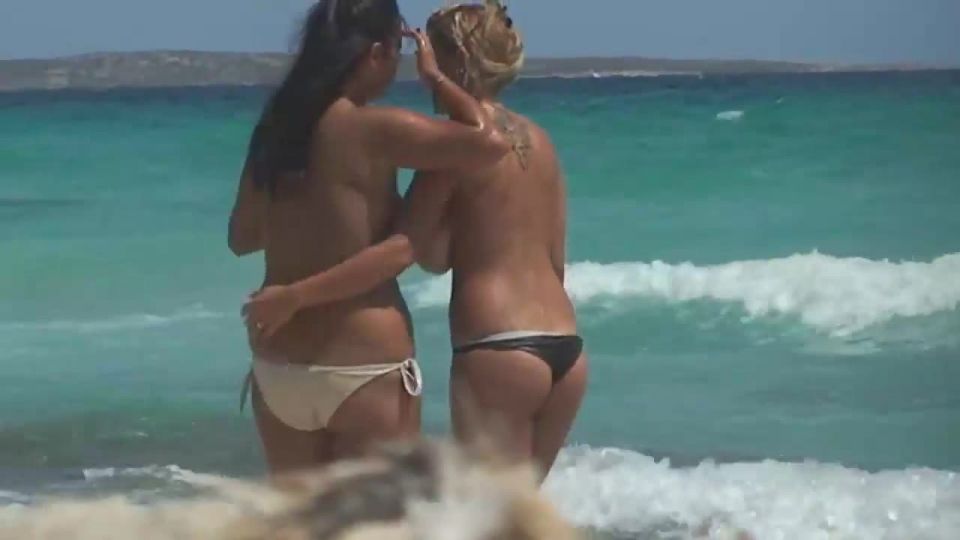 Lesbianas niñas acurrucadas en la playa - Abrazar
