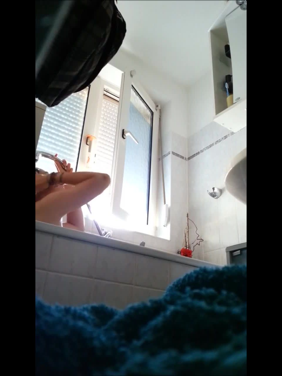 Novia_in_ducha_shaved_and_perced_pussy