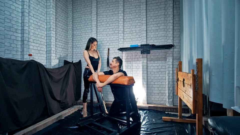 Noirqueenie Face Slapping Training Angle 2 (Fetish porn)