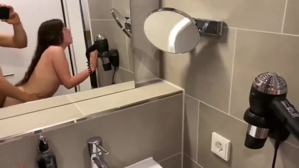 Joven estudiante69 - BEIM ZAHNEPUTZEN IM HOTEL GESTORT UND GEFICKT - Nahaufnahme und Creampie - Mdh