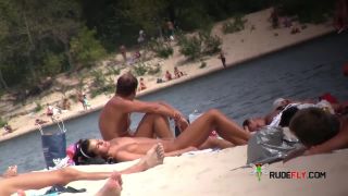 Dame wife on nude plage 3