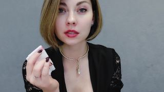 Seductora rusa - Alimentando a una sissy con mi...