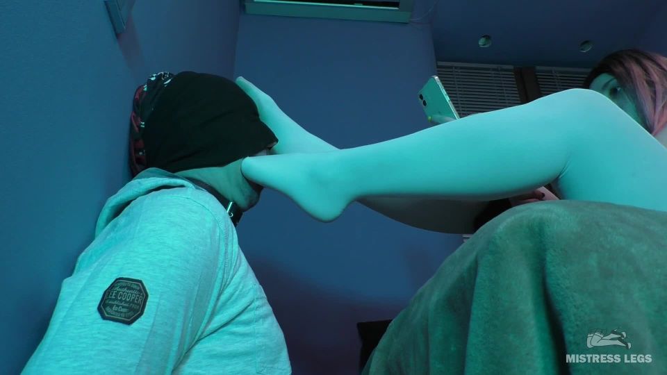 Las piernas de la señora en video - la dominación del pie en negro y whi...