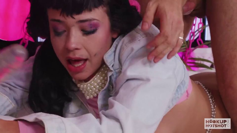 Nade Nasty, Beca Barbie - Beca Barbie Pigtails rebotan como Nade Nasty Rams Her!