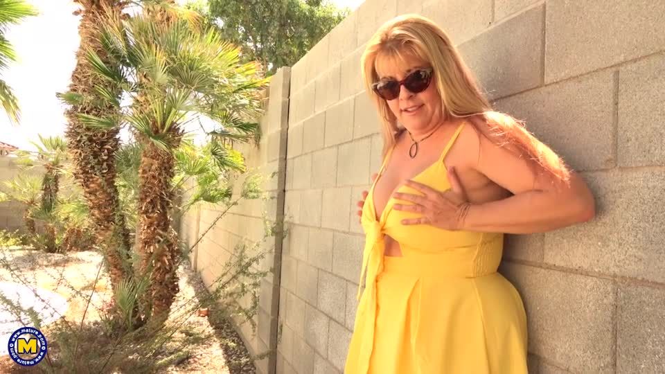 Video Curvy Joclyn Stone tiene un cuerpo para la diversión y un coño peludo para morir...