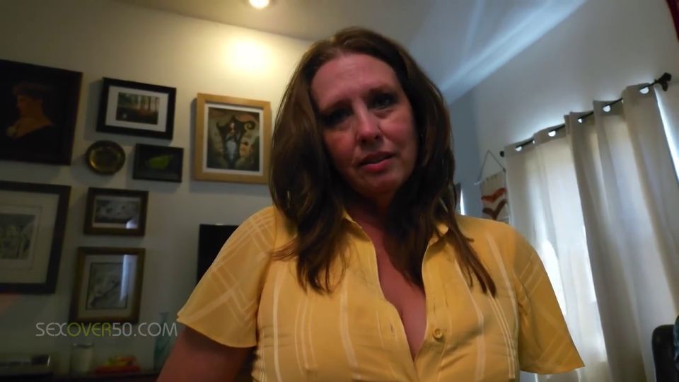 Seduce a una Milf Stepmom caliente chupa su hijastra novios polla hasta que se corre en su cara. - Salga