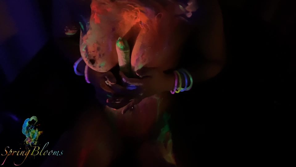 SpringbloomsNeon - adolescente GF lo hace Cum y utiliza esperma de condón bajo la luz UV