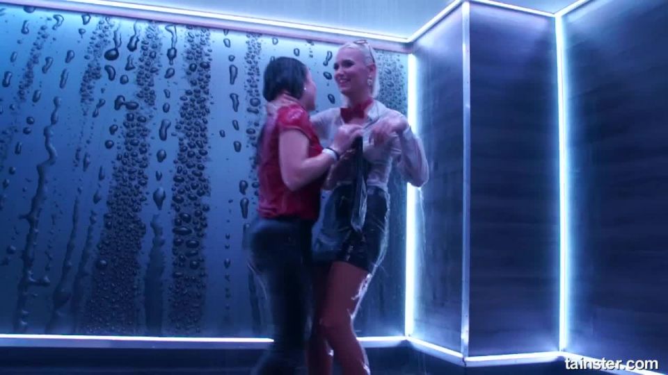 Tubo de porno mojado esas maravillosas tetas y trabajarlo