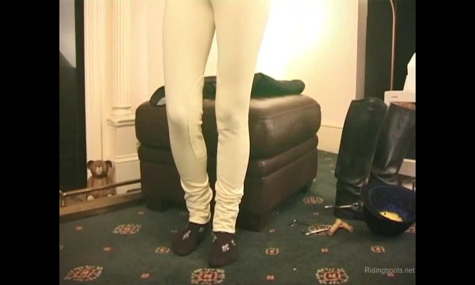 Chicas en botas de montar - Vídeo 643