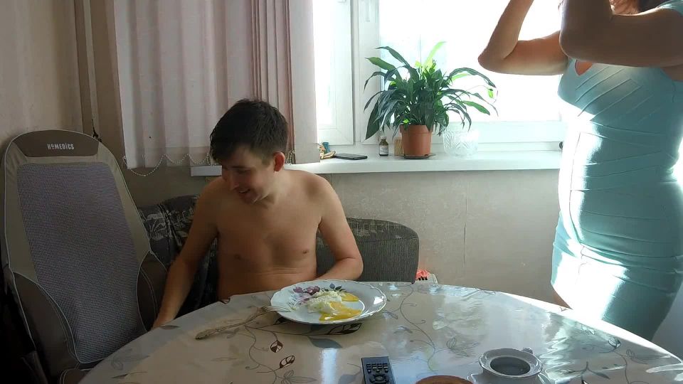 The Neighbor Invited For Breakfast And Did A Blowjob Right At The Table 1080p