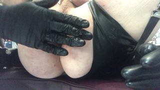 Diosa Serena - Estirando coño de Roxy chico con un enchufe de culo ancho, globo fetiche porno en femdom porno