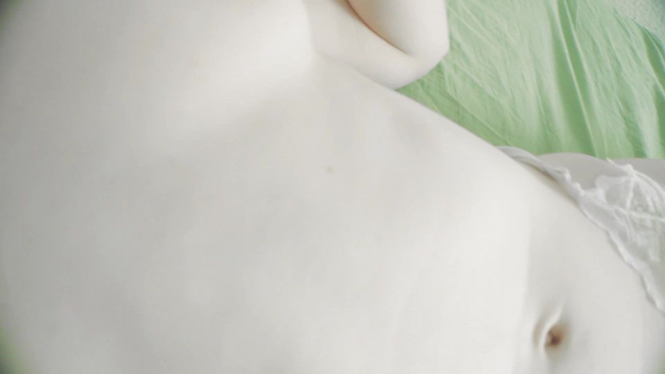 MuchasVids presenta Alaska Moon en enfermera Puño y el culo jugar Puño!