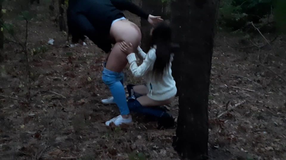 [Amateur] Сняла на камеру страстный секс лесбиянок в лесу