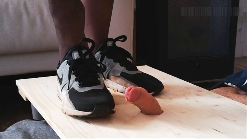 Trample shoejob - nylon footjob.