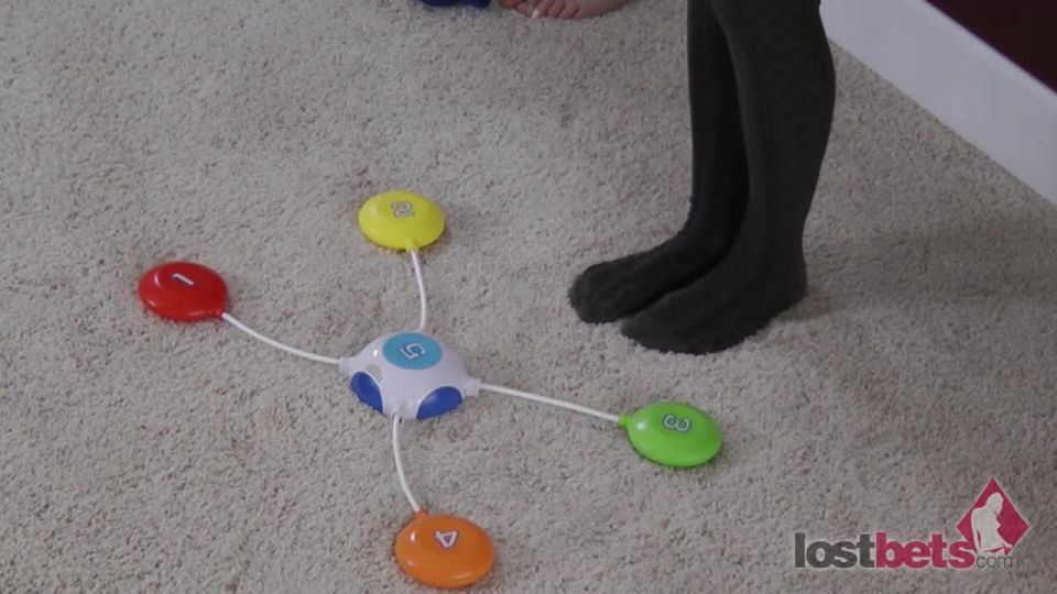 Online porno - LostBets 263 Strip Pod Stomp con Kyle Lumen Julie y Fern HD adolescentes