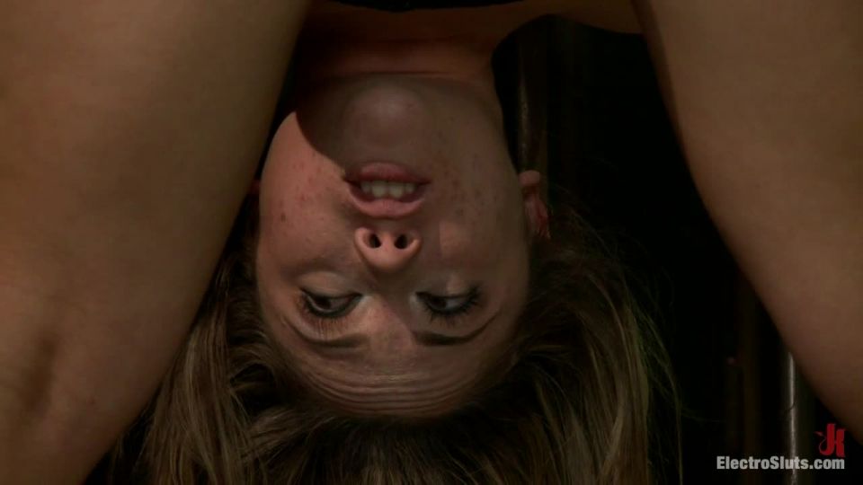 gratis porno clip 19 Electro Sluts – La competencia  tríos  femdom porno bdsm fetiche porno