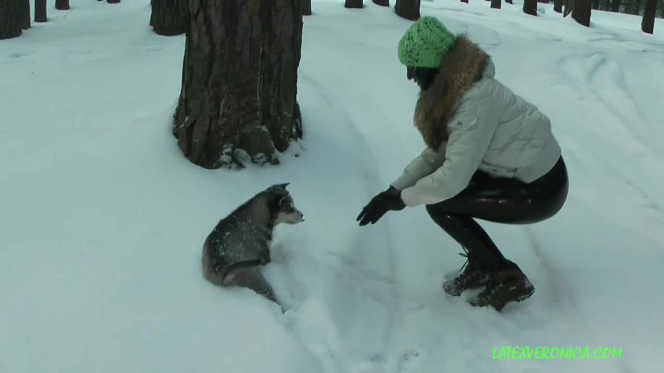 LatexVeronica muñeca de látex y cachorro husky (mp4)