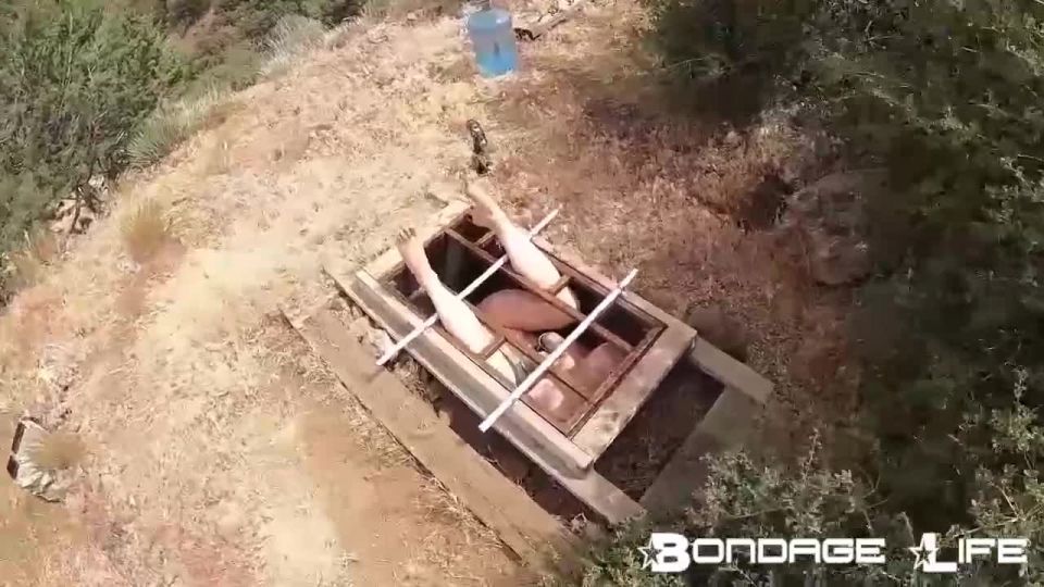 porno clip 38 Bondage Life – En el Pit – Rachel Greyhound, fetiche de corazón en femdom porno