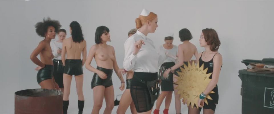 Mercedes Muller, Hanna Hilsdorf, Julia Dietze - Smile (2018) HD 720p - (Celebrity porn)