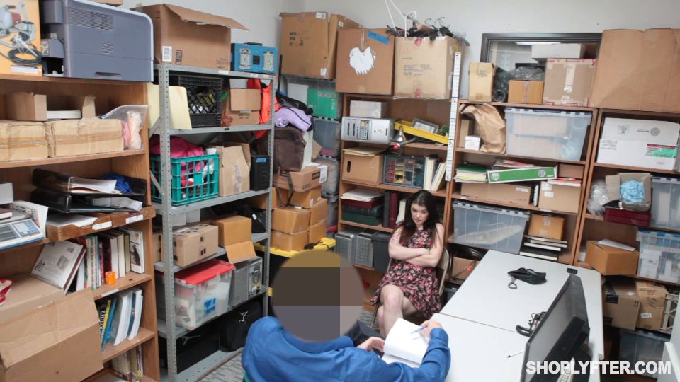Anastasia Rose - Una chica se disculpa a un guardia de seguridad para robar en tiendas Full HD